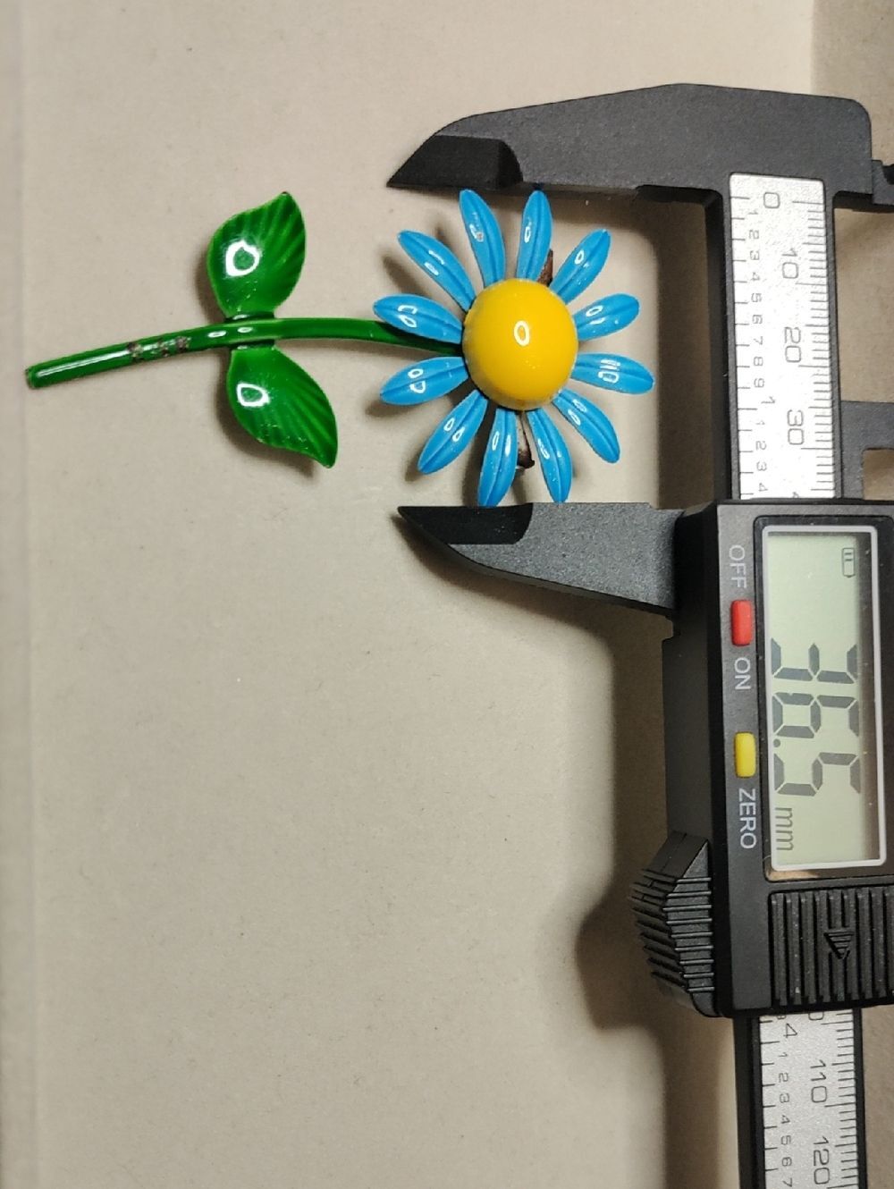 Vintage 1960's Blue and Yellow Daisy Flower Pin Brooch - Picture 4 of 4